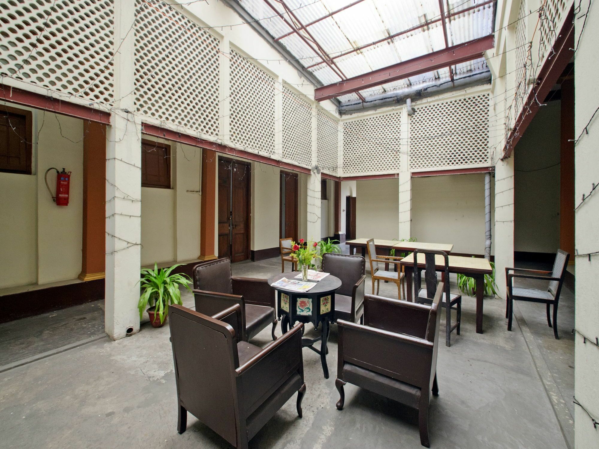 Oyo 5811 Seacom Inn Ymca Esplanade Kolkata Bagian luar foto